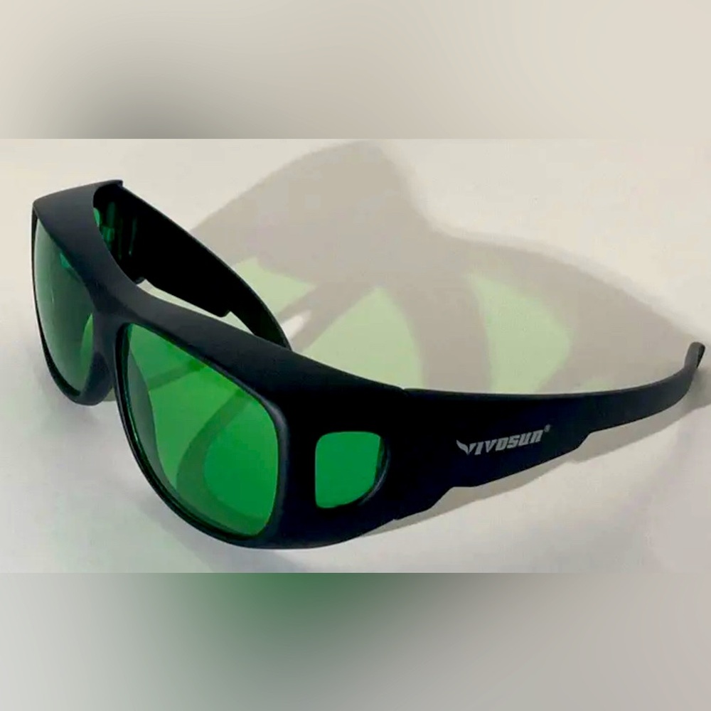 VIVOSUN Indoor Hydroponics Grow Room Glasses New with Case and Lens Cloth